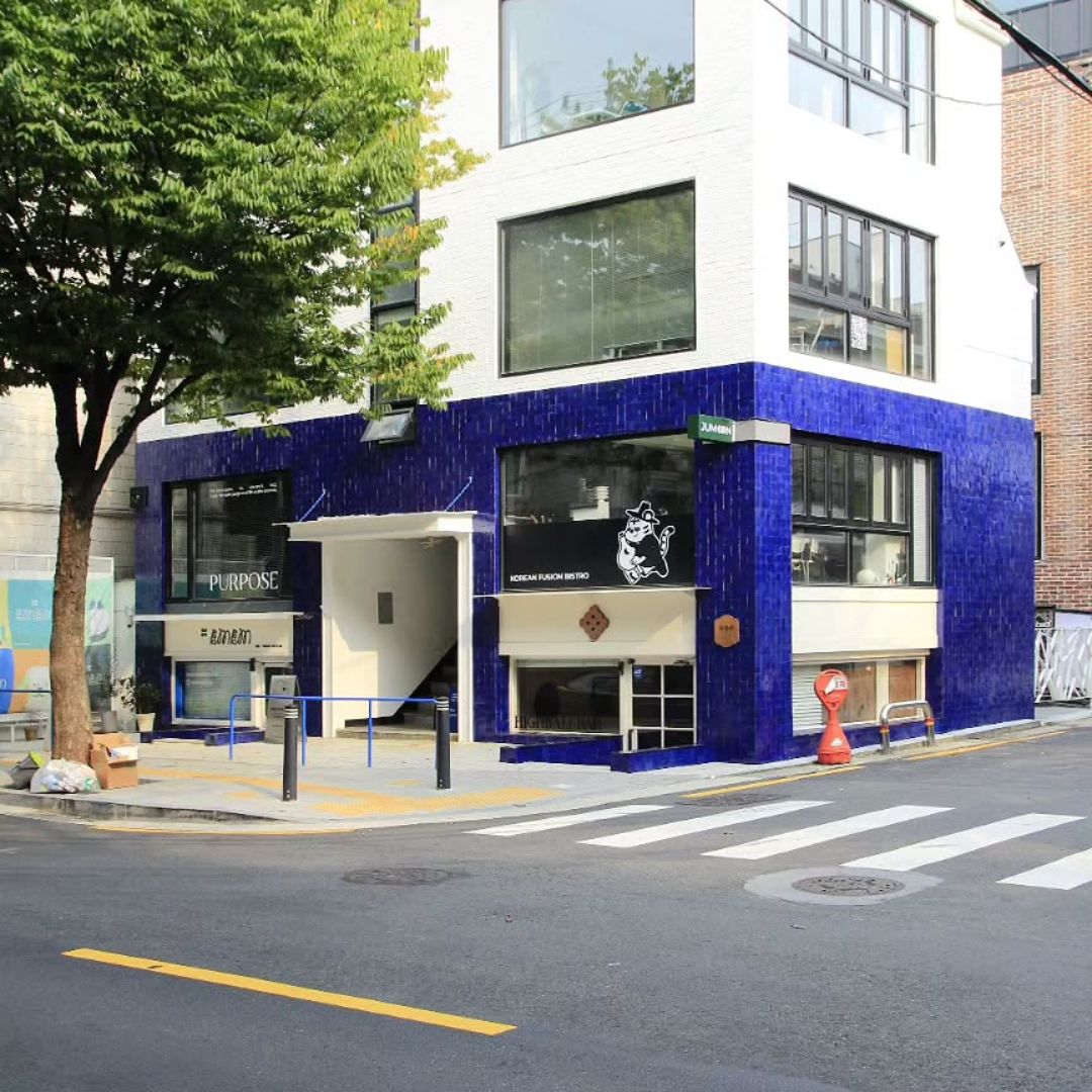 سيارة دفع رباعي باللون الأزرق الداكن