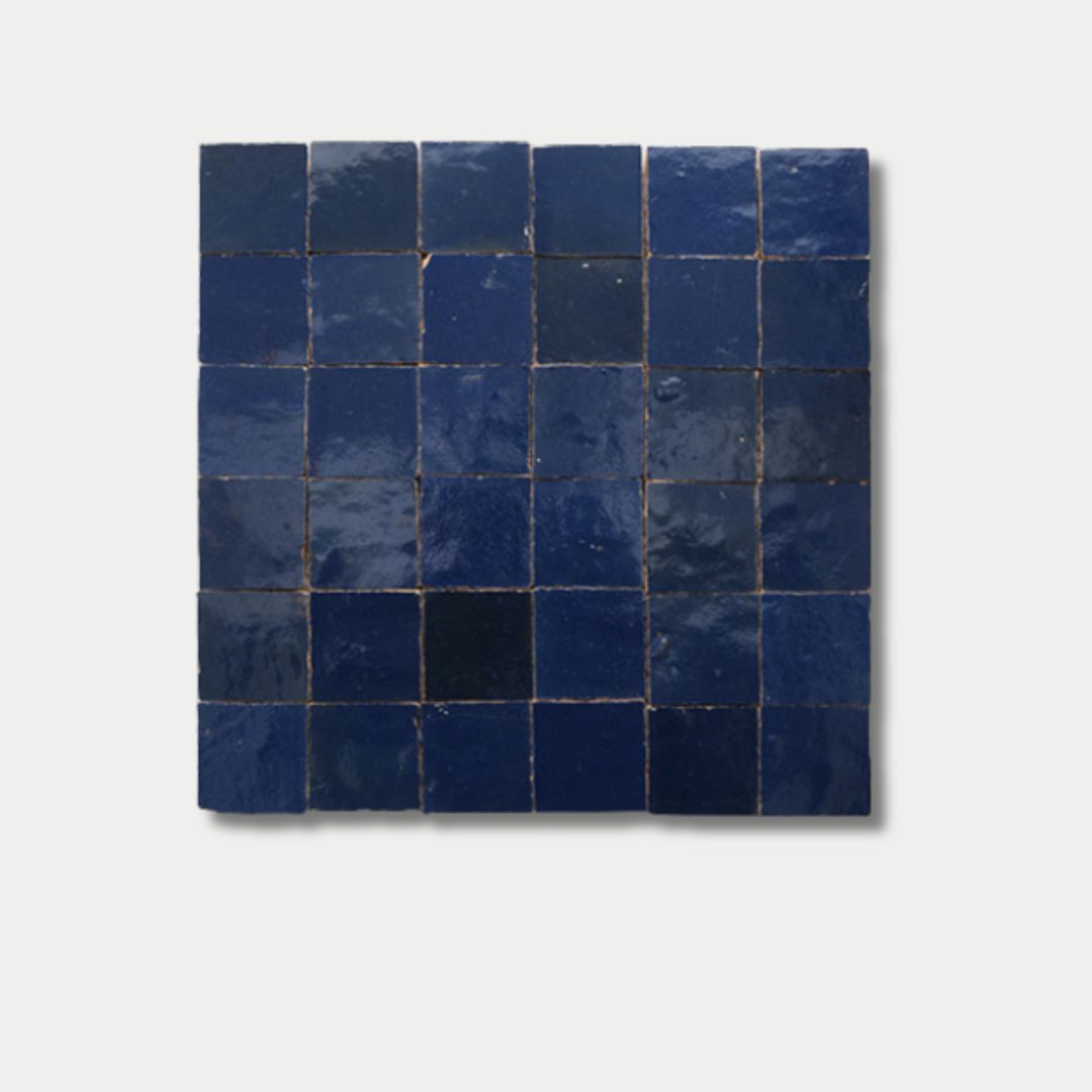 سيارة دفع رباعي باللون الأزرق الداكن