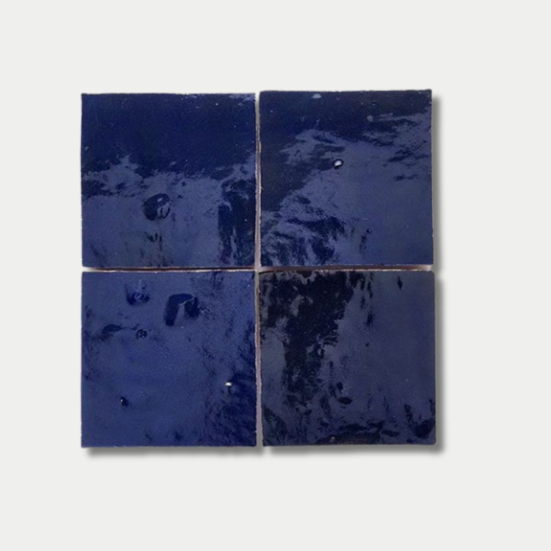 سيارة دفع رباعي باللون الأزرق الداكن