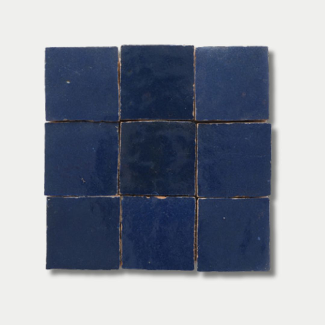 سيارة دفع رباعي باللون الأزرق الداكن