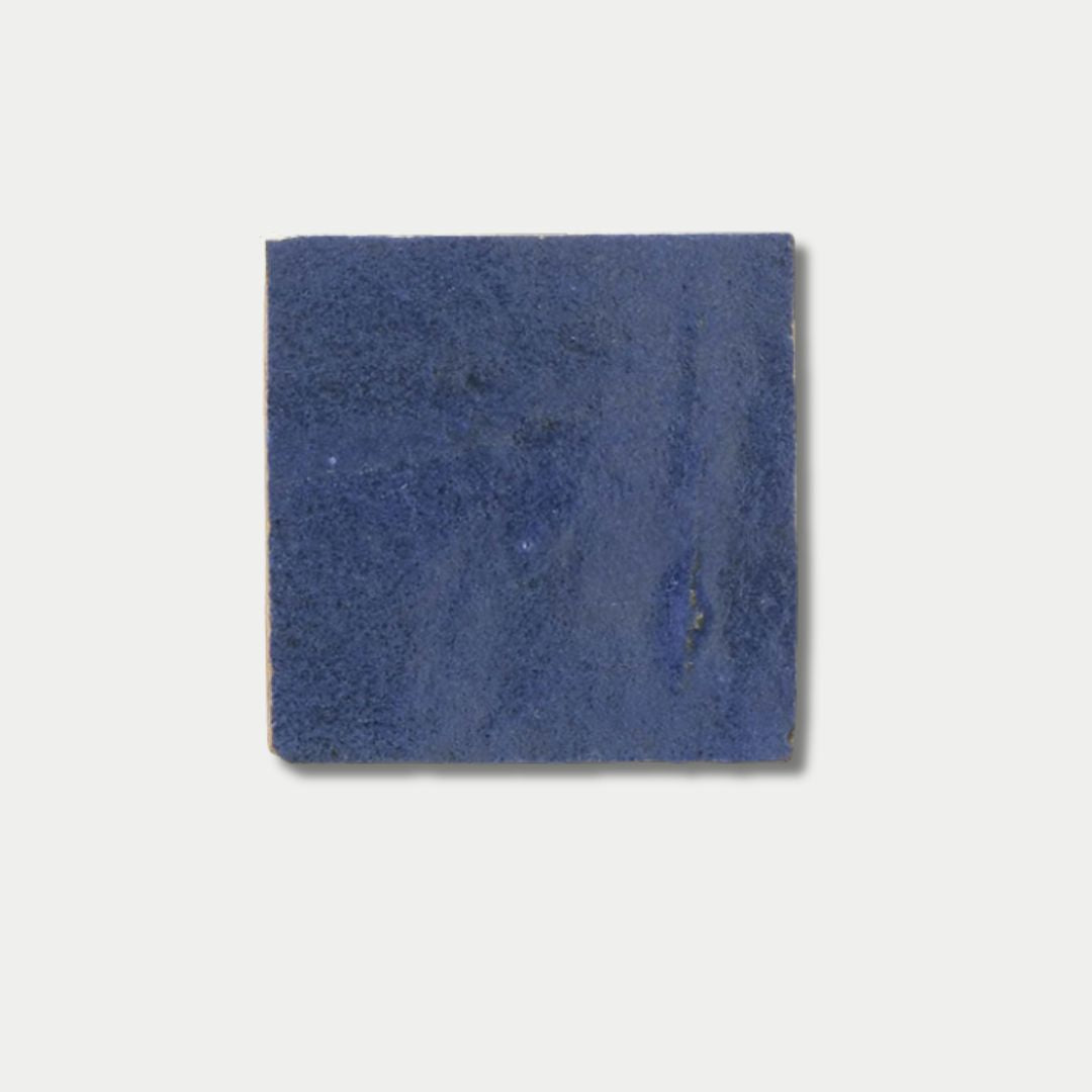 سيارة دفع رباعي باللون الأزرق الداكن