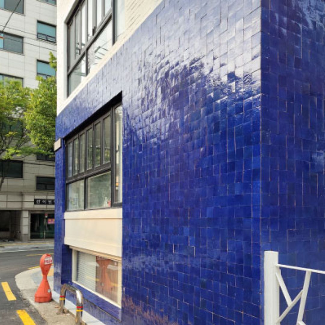 سيارة دفع رباعي باللون الأزرق الداكن