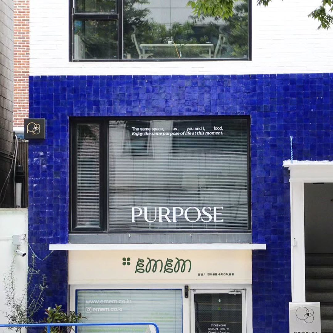 سيارة دفع رباعي باللون الأزرق الداكن