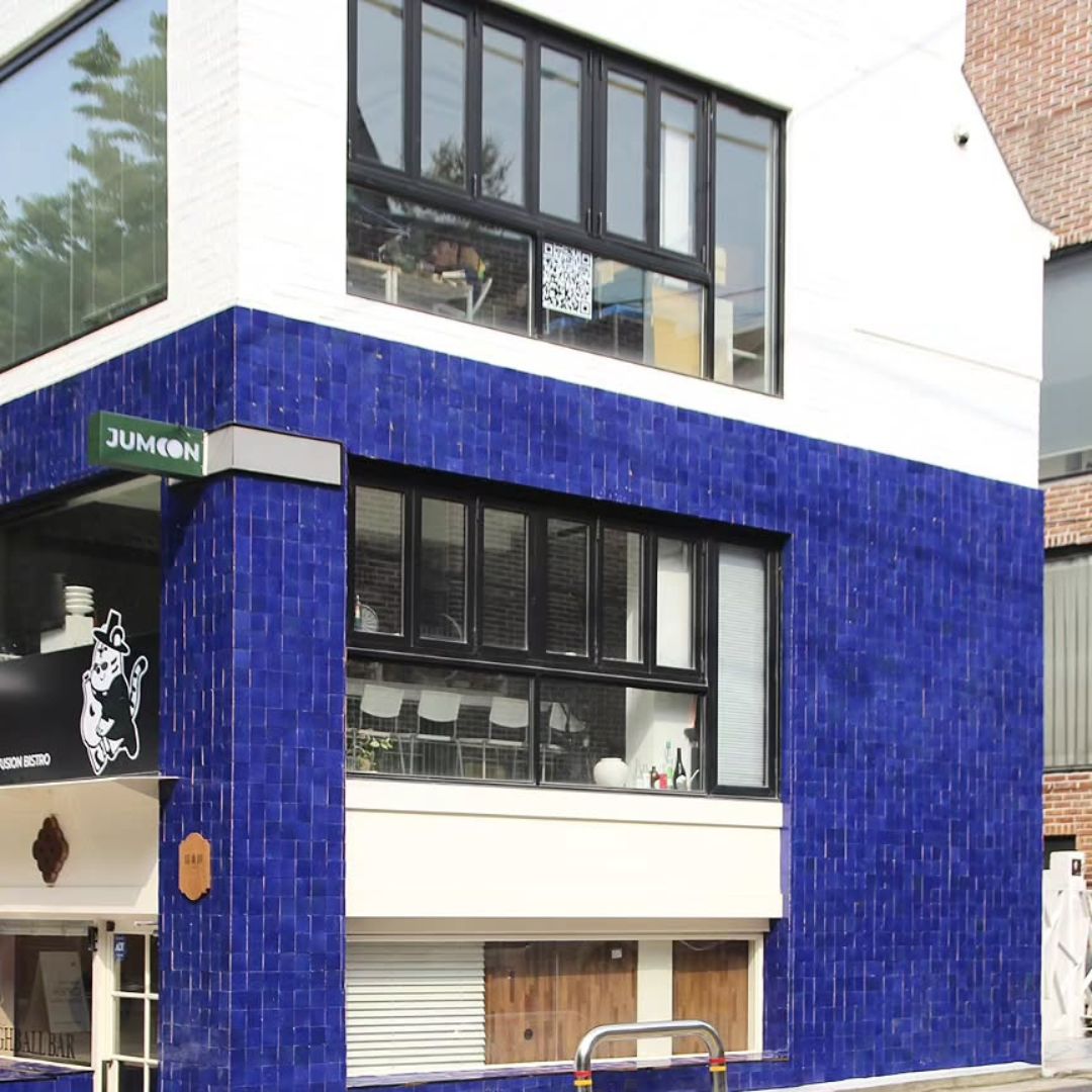 سيارة دفع رباعي باللون الأزرق الداكن