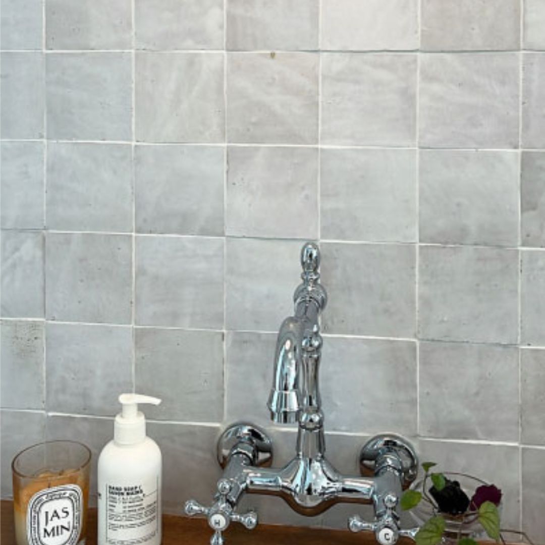 سيارة دفع رباعي بيضاء C