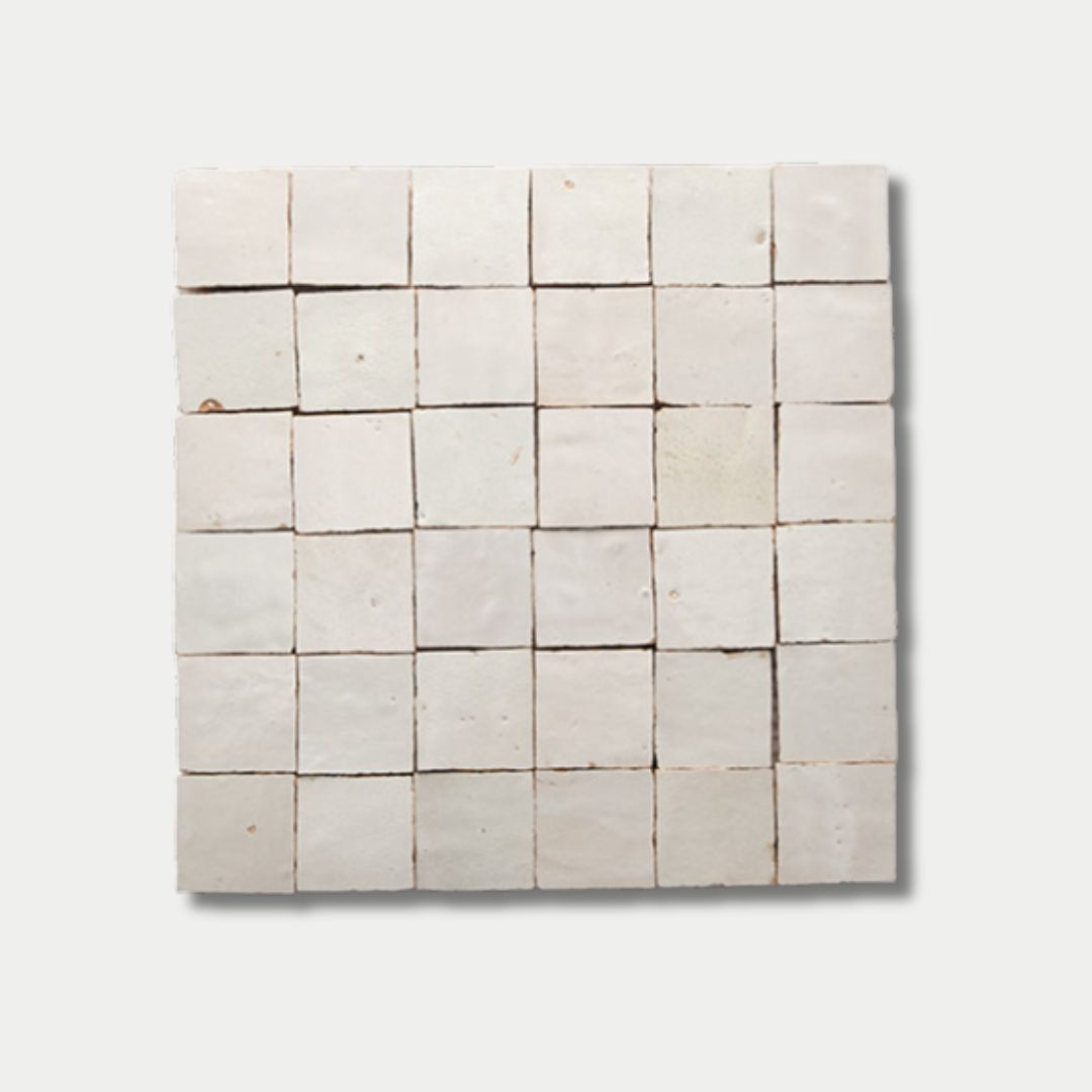 سيارة دفع رباعي بيضاء C