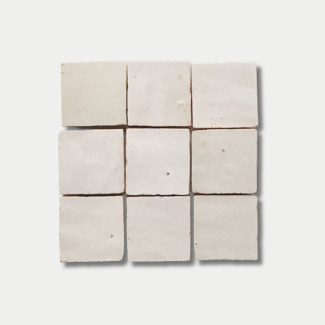 سيارة دفع رباعي بيضاء C