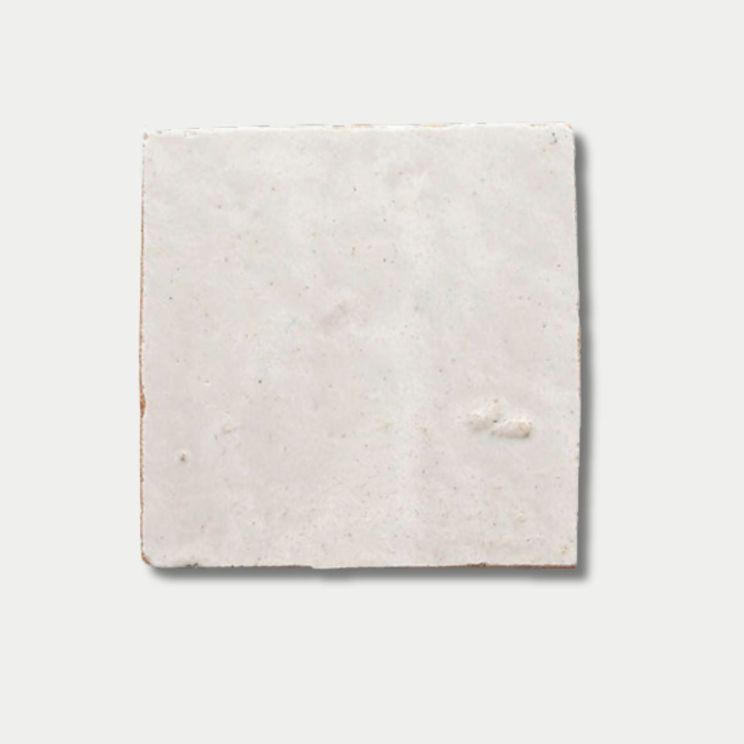 سيارة دفع رباعي بيضاء C