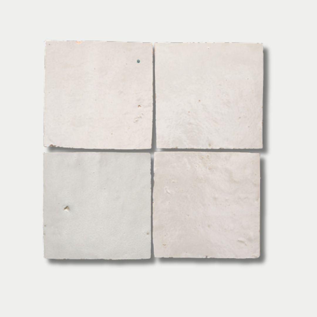 سيارة دفع رباعي بيضاء C