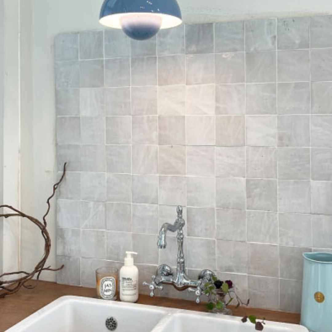 سيارة دفع رباعي بيضاء C